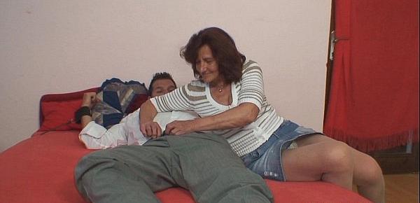  Old motherinlaw pulled his dick for riding